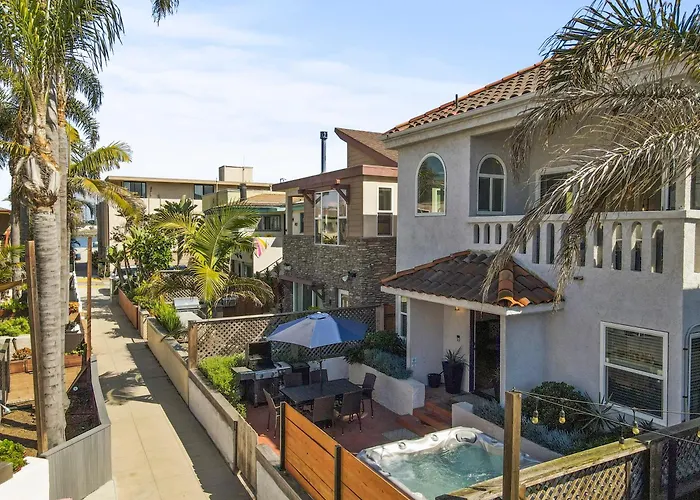 Massive Beach Home W Stunning Rooftop, Parking, Spa, Ac & Bay Views!