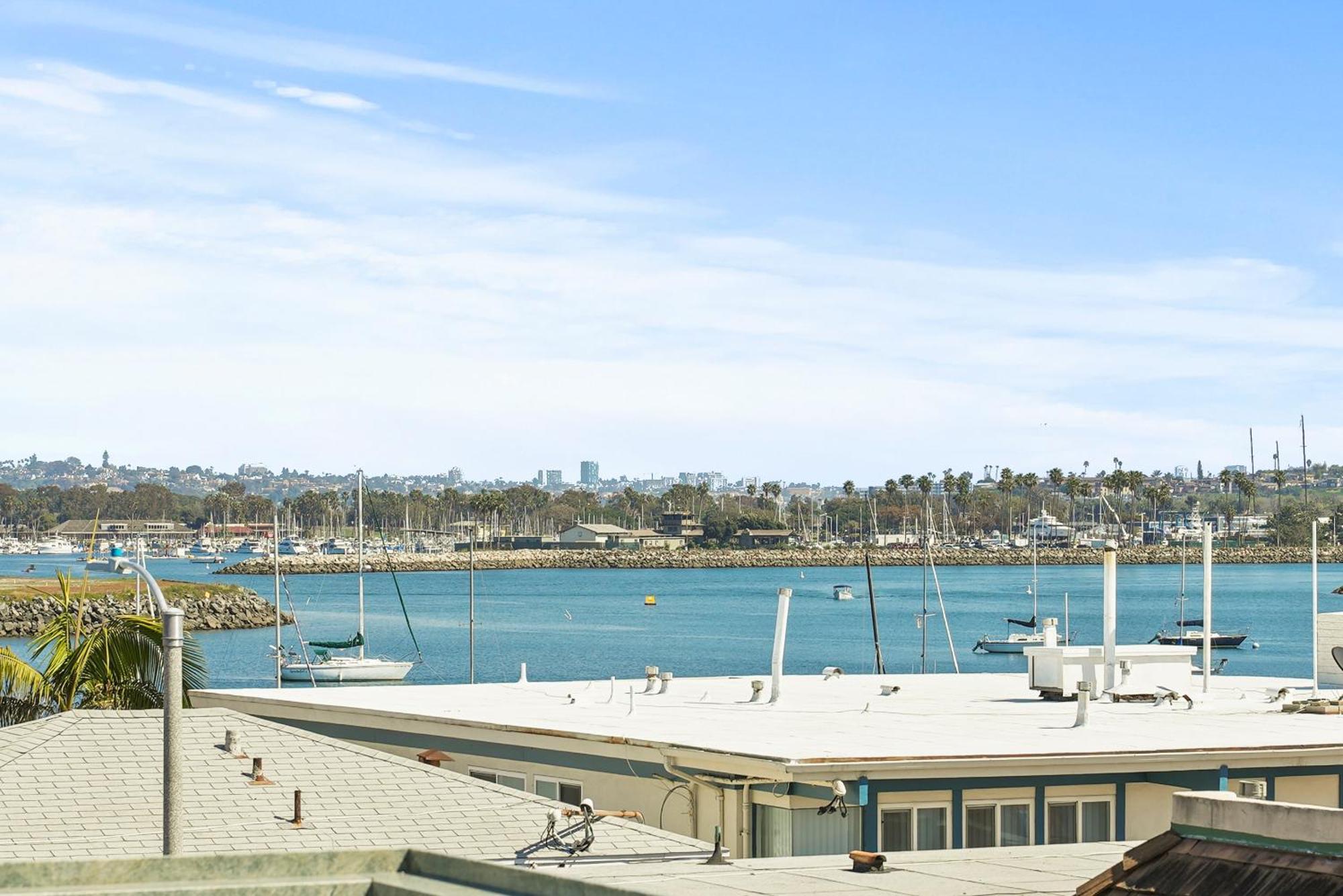 Casa de férias Massive W Stunning Rooftop, Parking, Spa, Ac & Bay Views!
